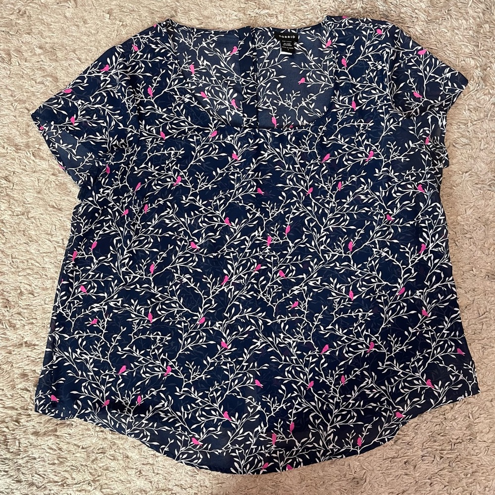 Torrid Blue & White Blouse with Pink Birds 5 Buttons Down Back Size 1